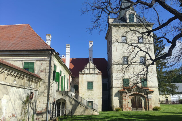 Státní zámek Uherčice