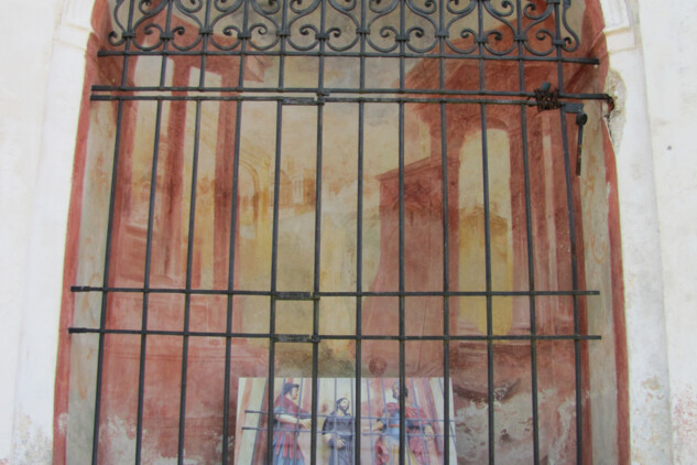 Po odcizení soch Piláta a Ježíše Krista v roce 2009 byly sochy nahrazeny fotografickým panelem