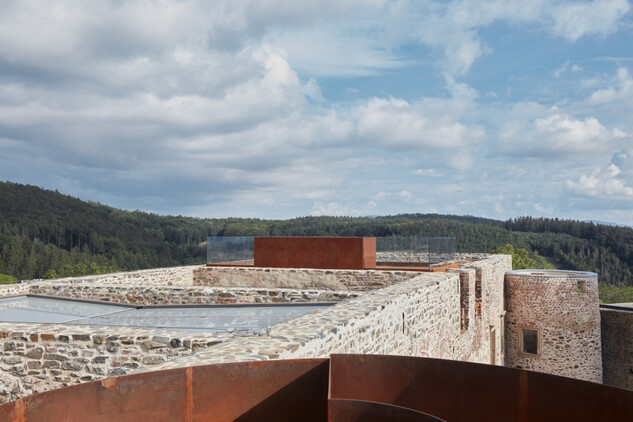 Vyhlídka zrekonstruovaného hrad Helfštýn ©BoysPlayNice