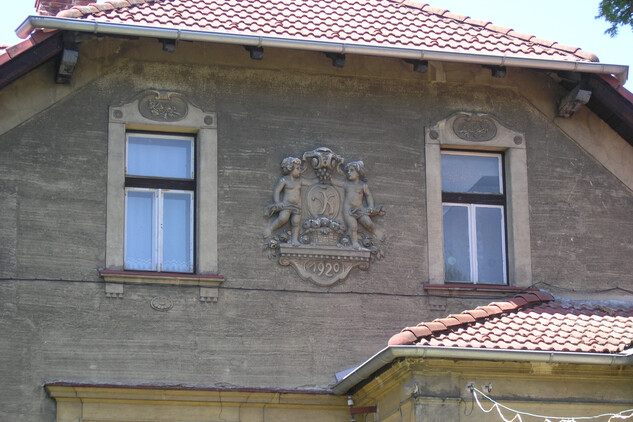 České Budějovice, Kendeho vila, stav v r. 2023, detail výzdoby fasády