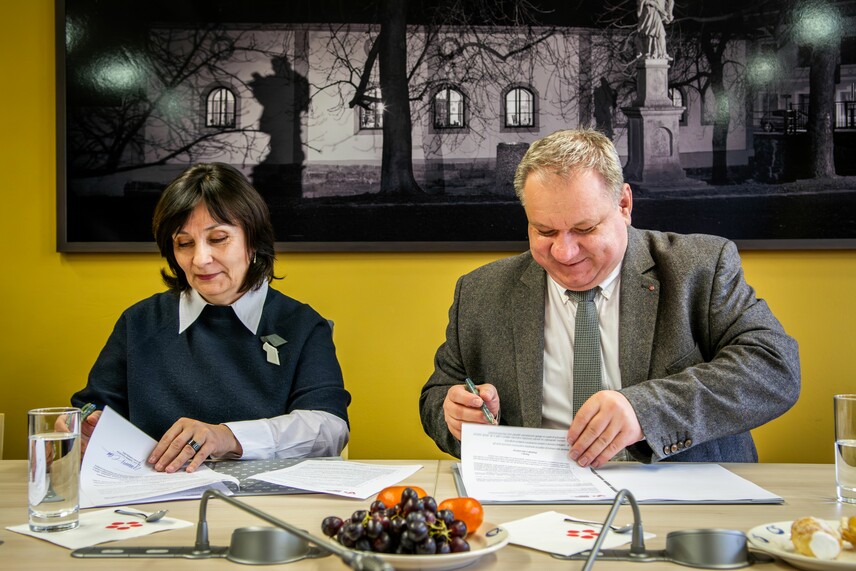Generální ředitelka NPÚ Ing. arch. Naděžda Goryczková a rektor JU prof. PhDr. Bohumil Jiroušek, Dr. podepsali 5. března 2024 smlouvu o partnerství a vzájemné spolupráci.