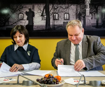 Generální ředitelka NPÚ Ing. arch. Naděžda Goryczková a rektor JU prof. PhDr. Bohumil Jiroušek, Dr. podepsali 5. března 2024 smlouvu o partnerství a vzájemné spolupráci.