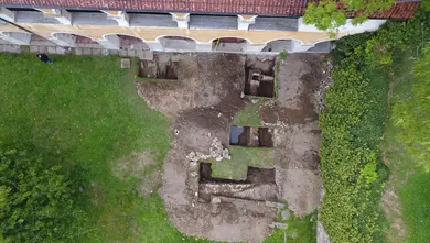 Státní zámek Vimperk. Letecký pohled na archeologický výzkum renesanční vodní nádrže v Dolní zámecké zahradě v roce 2017.
