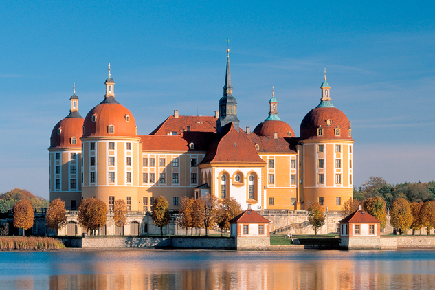 Zámek Moritzburg. Zdroj: Staatliche Schlösser, Burgen und Gärten Sachsen gemeinnützige GmbH. Foto nepodléhá licenci Creative Commons.