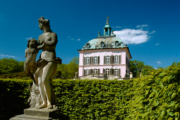 Fasanenschlosschen (bažantí zámeček). Zdroj: Staatliche Schlösser, Burgen und Gärten Sachsen gemeinnützige GmbH. Foto nepodléhá licenci Creative Commons.