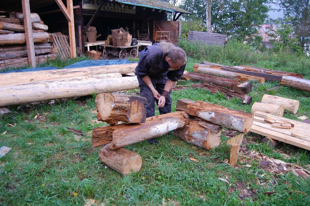 Úpice, dřevěnka, příprava výroby protéz trámů, foto 2011