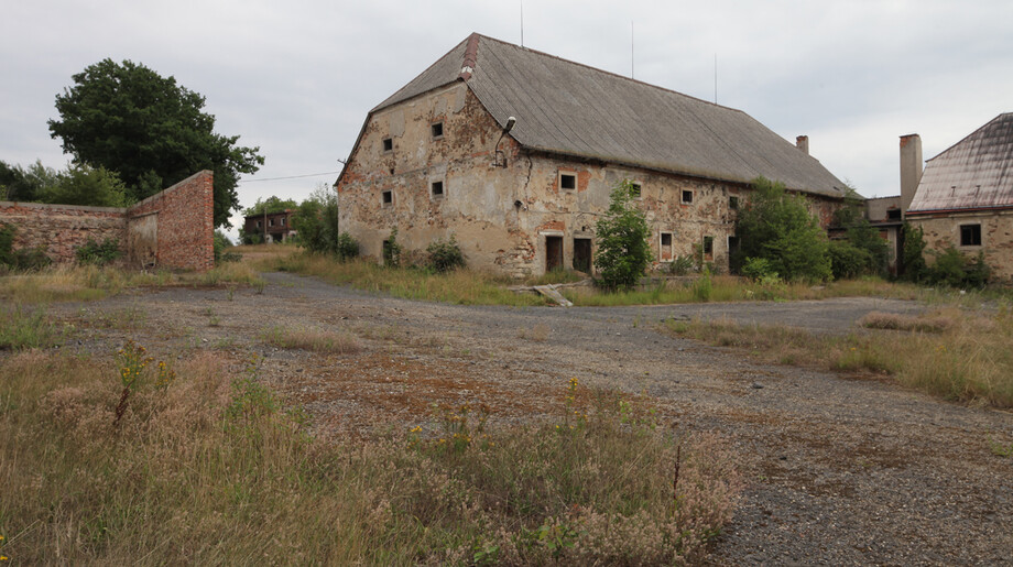 Grabštejn, bývalý zámecký hospodářský dvůr, srpen 2014 | © NPÚ, ÚOP v Liberci, foto Michael Čtveráček