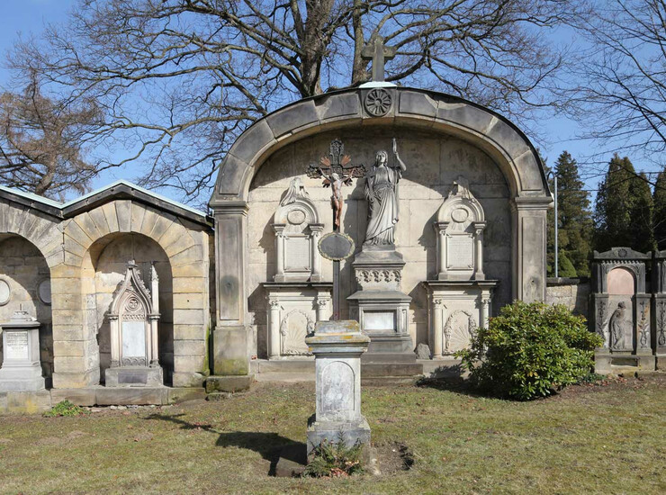 Kamenický Šenov, starý hřbitov s náhrobky v areálu kostela Narození sv. Jana Křtitele | © NPÚ, ÚOP v Liberci, foto Michael Čtveráček