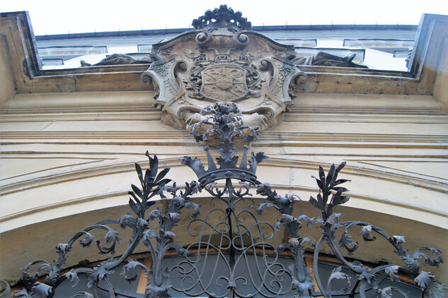 Erb rodu Petrášů nad vstupem do paláce