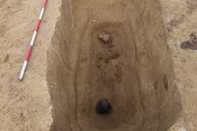Hrob keltské ženy z mladší doby železné (4.–5. století př. n. l.), (Fotoarchiv Archaia Brno).