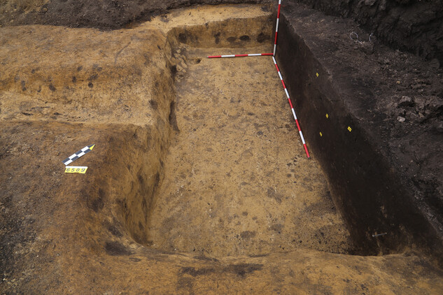 Chata z mladší doby římské (4. století n. l.) porušená ještě mladším žlábkem (Fotoarchiv Archaia Brno).