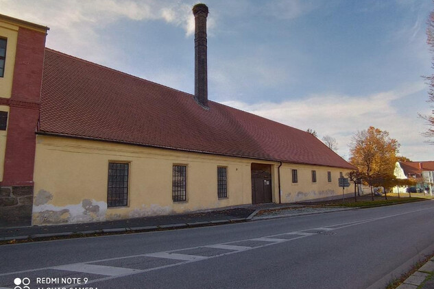 Horažďovice, bývalý zámecký pivovar, pohled od severu, budova před obnovou, foto 2023, zdroj: Městský úřad Horažďovice