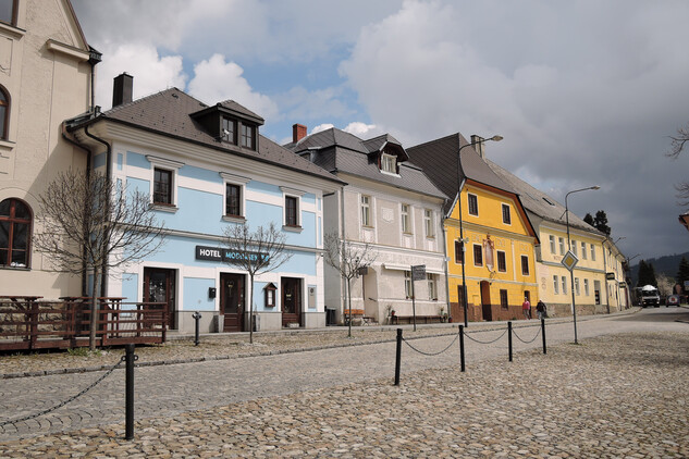 Kašperské Hory, severní fronta náměstí, foto: 2022, zdroj: Národní památkový ústav