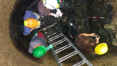 Výzkum barokní záchodové jímky v prelatuře kláštera Plasy. Foto: Řehák – SPELEO.