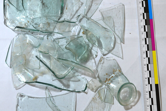 Ukázka značné fragmentárnosti křehkých skleněných nádob – zde zbytky čtyřboké láhve. Foto M. Waldmannová.