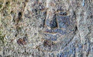 Patron kaple, nebo jen náhodný výtvor kameníka? Nález středověké rytiny obličeje na kamenném bloku ze zbourané kaple.