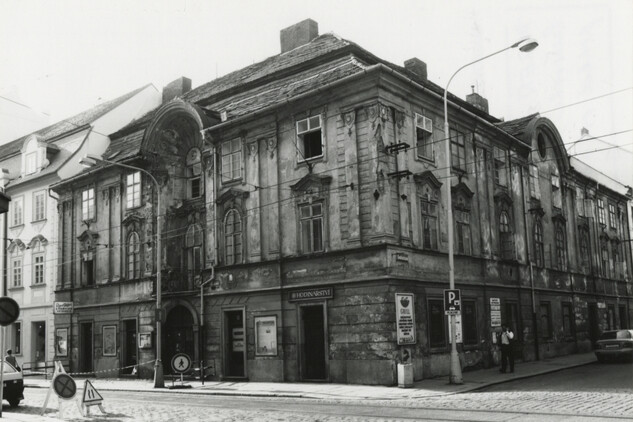 Plzeň, dům U Zlatého slunce. Stav před rekonstrukcí. (Foto R. Kodera, 1996)