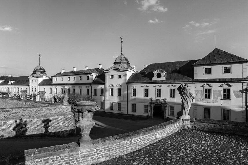 Manětín, zámek. Hlavní průčelí.  (foto M. Micka, 2014)