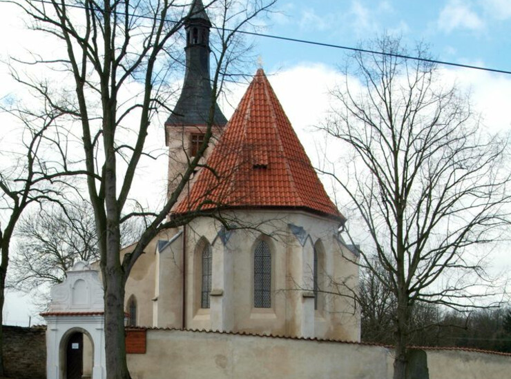 Horšov, kostel Všech svatých, pohled od východu; stav po památkové obnově v r. 2005