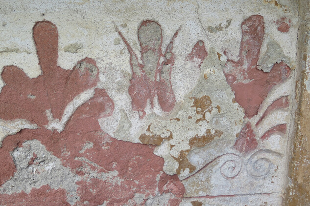Původní fragmenty sgrafitové výzdoby v místech podstřešní římsy. 