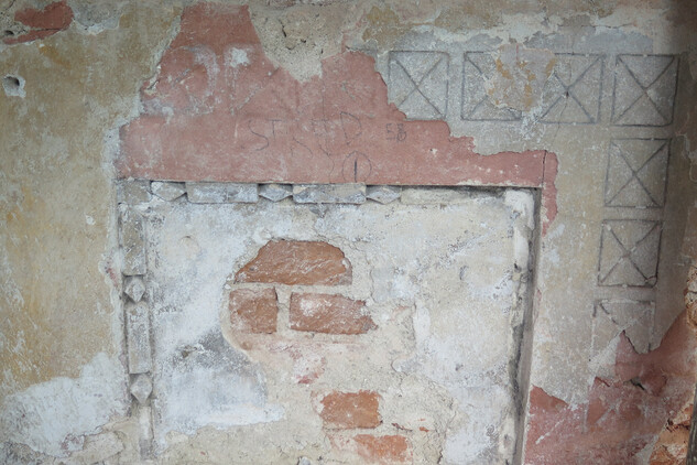 Původní fragmenty štukové výzdoby ukryté pod vrstvami tvrdých cementovápenných omítek. 