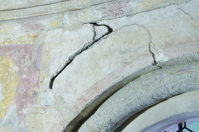 Potvorov, kostel sv. Mikuláše, stav před restaurováním, detail poškození (2017)