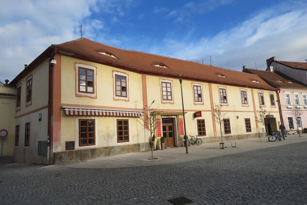 Horažďovice, náměstí Míru, dům čp. 12 v areálu zámku, 2023.