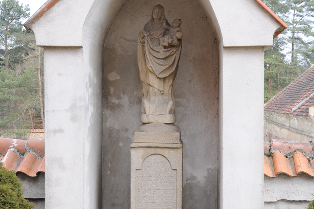 výklenková kaplička se sochou Madony při ohradní zdi kostela sv. Jakuba