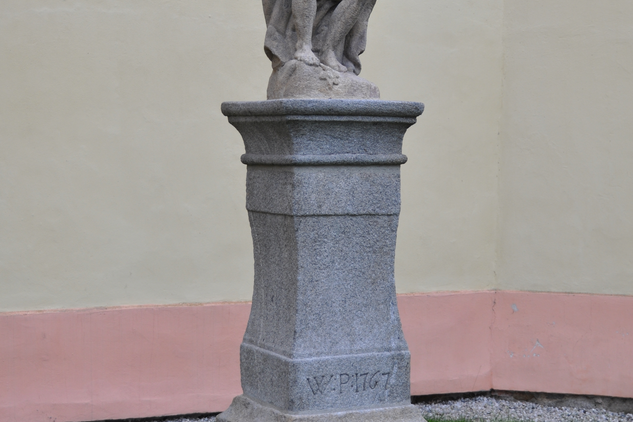 socha Krista Trpitele u kostela sv. Jana Nepomuckého v Plzeňské ulici
