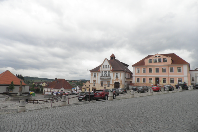 severozápadní strana náměstí Augustina Němejce s domy čp. 63 a čp. 64, kde dnes sídlí Městský úřad Nepomuk