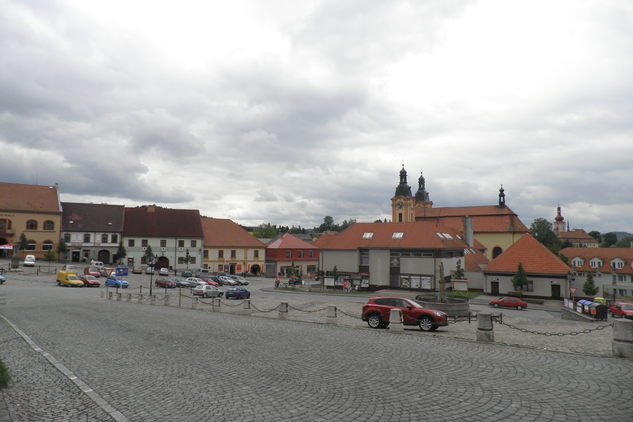 jižní strana náměstí Augustina Němejce s kostelem sv. Jana Nepomuckého v pozadí