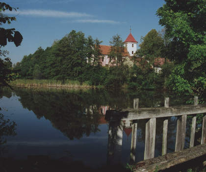 Těchonice, pohled přes stavidlo rybníka na kostel sv. Filipa a Jakuba. (foto poskytl Michal Votík, Regionální řemeslné muzeum Merklín)