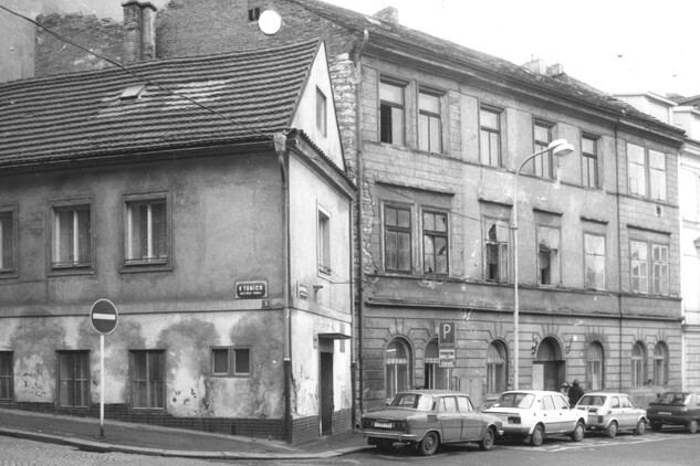 Původní objekty z 19. století, čp. 1268 a čp. 1380, Na Rybníčku 18, 20. Foto z roku 1988.