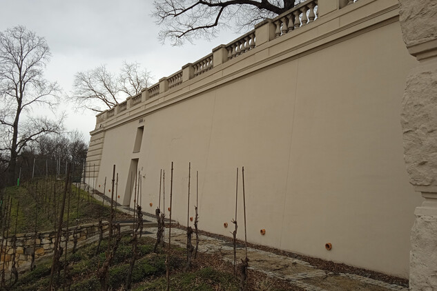 Opěrné zdi Gröbeho vily po obnově (únor 2024)