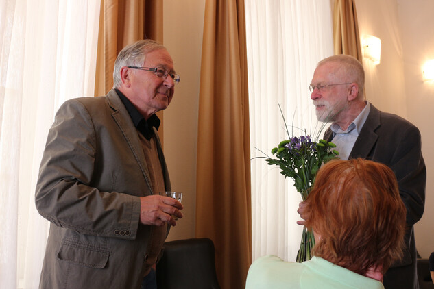 Michal Tryml a Ladislav Špaček, který se loučí s pracovištěm (foto L. Bartoš, 23. 6. 2015)