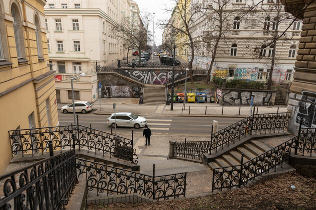 Dvojice tříramenných historizujících schodišť z 2. poloviny 19. století mezi ulicemi U Zvonařky a Wenzigova, Praha 2-Vinohrady, stav 22. 2. 2021. Místo využívají často filmaři - má jedinečný genius loci Prahy přelomu 19. a 20. století.