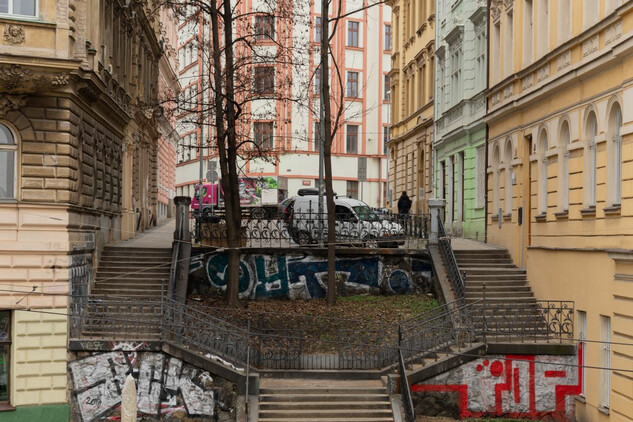Schodiště mezi ulicemi U Zvonařky a Bělehradská, Praha 2-Vinohrady, stav 22. 2. 2021. Opěrné zdi schodů jsou v současnosti žel poničeny graffiti.