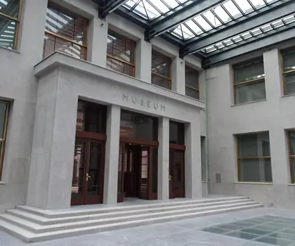 Vstup do zastřešeného nádvoří, Armádní muzeum na Žižkově (20. 1. 2022)