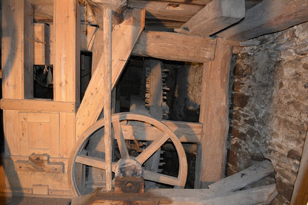 Křížův mlýn v Lidmaňce, transmisní hřídel s dřevěnými řemenicemi