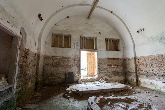 Interiér venkovské synagogy v Polici u Jemnice, východní stěna, pohled k druhotnému vstupu do budovy, před obnovou (autor: Viktor Mašát)