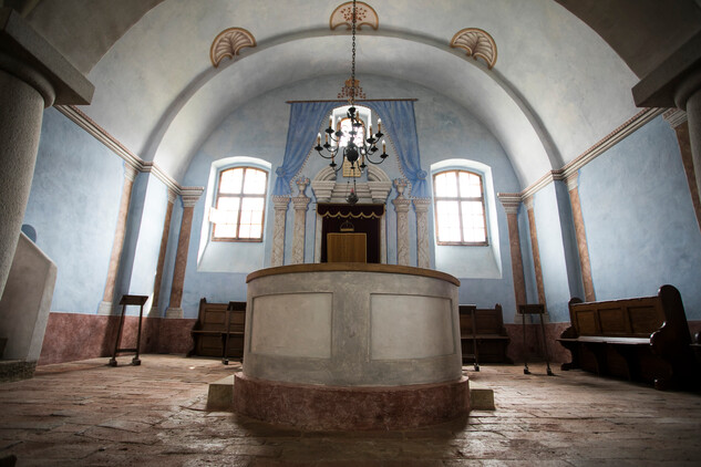 Interiér venkovské synagogy v Polici u Jemnice, východní stěna, stav po obnově (autor: Lucie Herbricková)