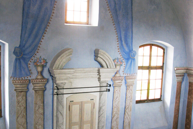 Interiér venkovské synagogy v Polici u Jemnice, rekonstruovaný svatostánek (autor: Petr Severa)