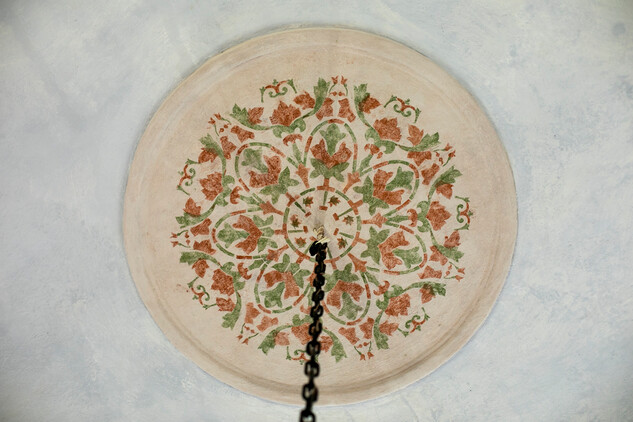 Interiér venkovské synagogy v Polici u Jemnice, šablonová malba kolem zavěšení lustru (autor: Lucie Herbricková)