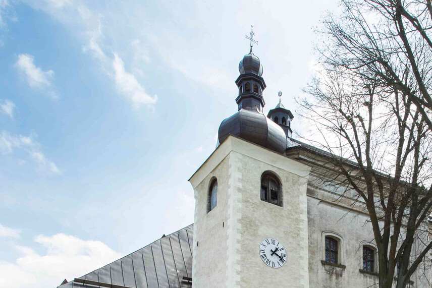 Kostel sv. Anny v Přibyslavicích, věž po rekonstrukci omítaného armování, 2023, foto: Lucie Herbricková
