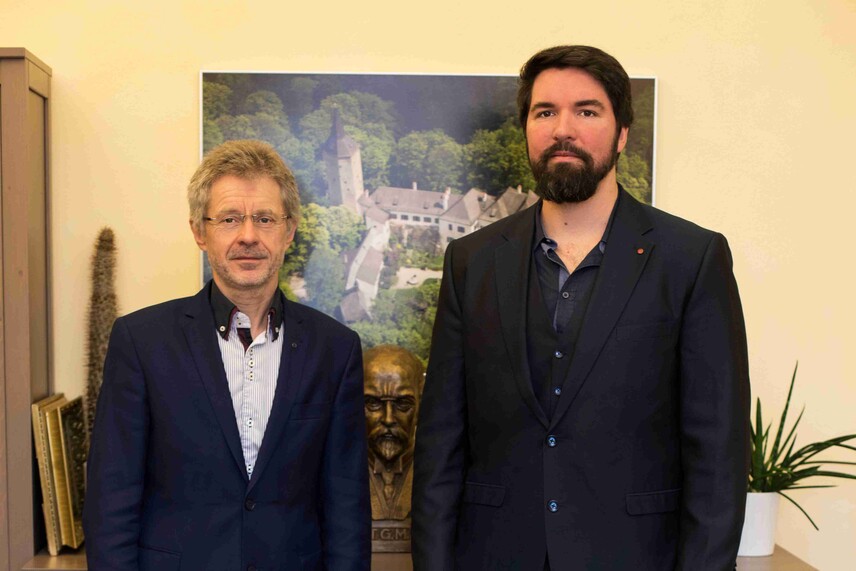 Předseda Senátu navštívil pracoviště NPÚ v Telči. Na snímku s ředitelem pracoviště P. Macků. Foto: L. Herbricková Předseda Senátu navštívil pracoviště NPÚ v Telči. Na snímku s ředitelem pracoviště P. Macků. Foto: L. Herbricková