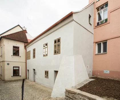 Rabínský dům v Třebíči, uliční fasáda s novými  výplněmi a vápenným nátěrem