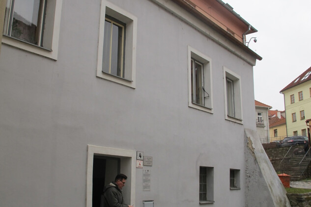 Rabínský dům v Třebíči, uliční průčelí před opravou