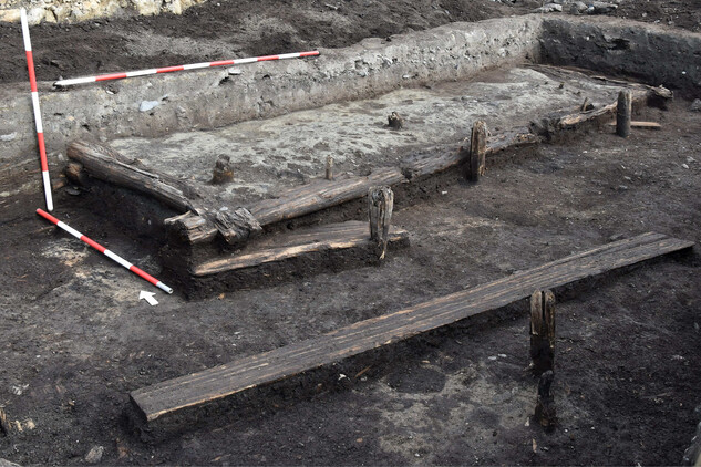 Třebíč, Karlovo náměstí, detail obytné stavby s původní hliněnou podlahou, 2. pol. 12. století, zdroj: Muzeum Vysočiny Jihlava