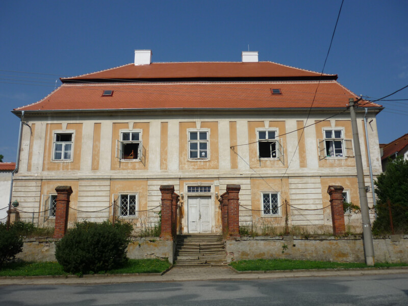 Fara ve Starči, situace po opravě střechy