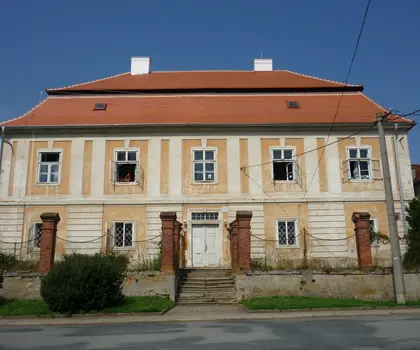 Fara ve Starči, situace po opravě střechy